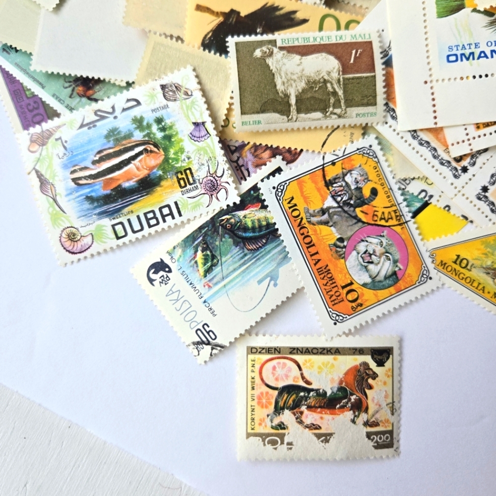 Mystery Lot 200+ VINTAGE International Postage Stamp Collection, New & Cancelled - Picture 11 of 14